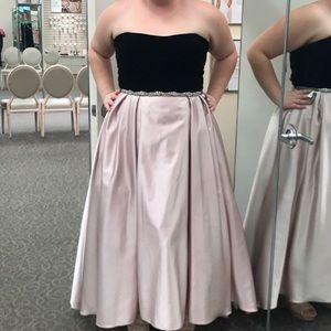 Prom Dress size 22, but fits an 18! Has pockets!